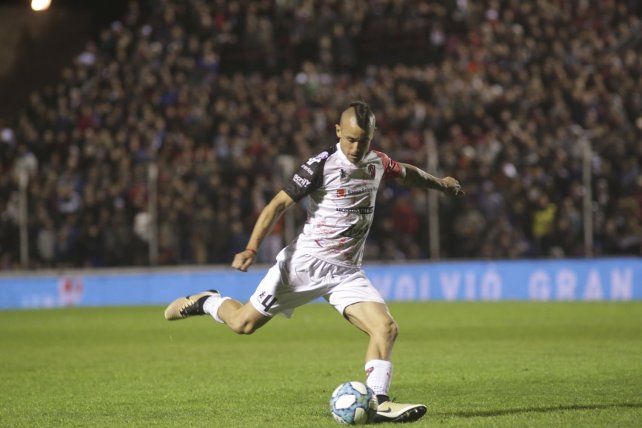 El lateral Chimino afuera del equipo.