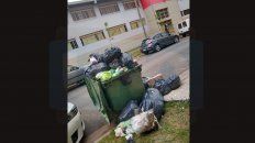 contenedores colmados frente a la escuela san jose obrero contenedores colmados frente a la escuela san jose obrero