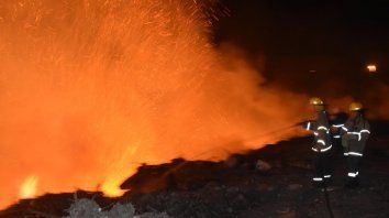 en accion: asi apagan un incendio en la toma vieja los bomberos voluntarios en accion: asi apagan un incendio en la toma vieja los bomberos voluntarios