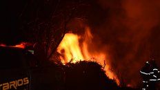 en accion: asi apagan un incendio en la toma vieja los bomberos voluntarios en accion: asi apagan un incendio en la toma vieja los bomberos voluntarios