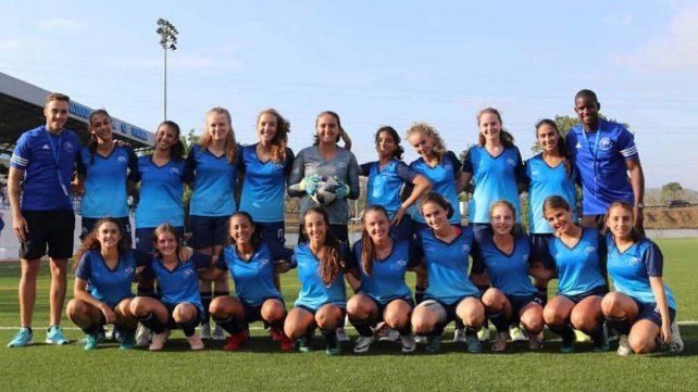 En Panamá, en el colegio Aguiar (a la izquierda) coordinaba el fútbol femenino del International School of Panamá.
