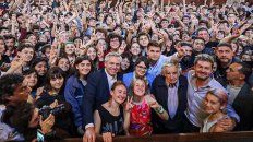 Encuentro. Miles de jóvenes asistieron ayer a escuchar los discursos en el Colegio Nacional. Encuentro. Miles de jóvenes asistieron ayer a escuchar los discursos en el Colegio Nacional.