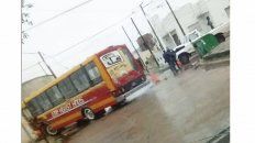 choque entre colectivo y una camioneta bajo la lluvia choque entre colectivo y una camioneta bajo la lluvia