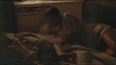 La mamá piensa mientra su hija duerme. La mamá piensa mientra su hija duerme.