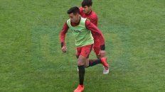 En acción. Barreto maneja el balón ante la marca de Aruga. En acción. Barreto maneja el balón ante la marca de Aruga.