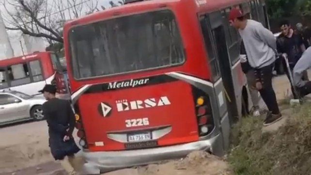 Colectivo quedó trabado en un pozo