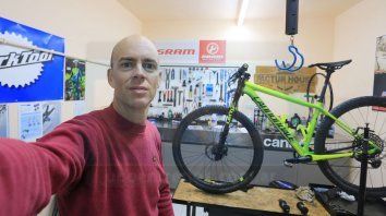 Constructor y ganador. Leandro tiene su taller y llegó a exportar sus articulos. El domingo será campeón entrerriano de Mountain Bike. Constructor y ganador. Leandro tiene su taller y llegó a exportar sus articulos. El domingo será campeón entrerriano de Mountain Bike.