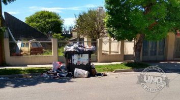 En calle Medus, casi Celestino Marcó hace más de una semana que el camión de basura no recoge residuos. En calle Medus, casi Celestino Marcó hace más de una semana que el camión de basura no recoge residuos.