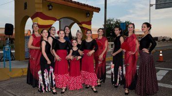 Las bailadoras le dieron un toque especial al acto. Las bailadoras le dieron un toque especial al acto.