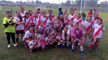 Postales. Algunos equipos decidieron regresar a sus lugares de origen y otros se animaron y jugaron igual bajo la lluvia. ¡Felicitaciones a la chicas! Postales. Algunos equipos decidieron regresar a sus lugares de origen y otros se animaron y jugaron igual bajo la lluvia. ¡Felicitaciones a la chicas!