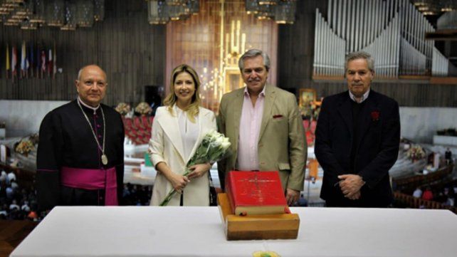 Religiosidad. Fernández estuvo en la Basílica de Guadalupe junto a Fabiola Yañez y Felipe Solá. 