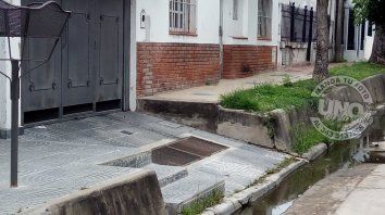 perez colman al 80: un escalon que pone en riesgo la salud de los vecinos perez colman al 80: un escalon que pone en riesgo la salud de los vecinos