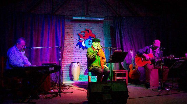 Trío. Alberto Felici (voz), Alfredo Ibarrola (teclados) y Osvaldo Aguilar (guitarras, aerófonos y flauta).