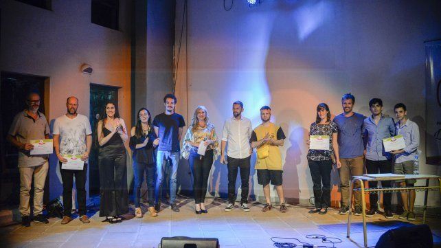 Cierre. Los ganadores de la noche y el artista invitado, Big Nacho, en la foto final de la primera de cuatro veladas culturales que se desarrollarán este mes en la Casa de la Cultura.