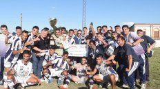 Los jugadores del Decano celebran en suelo paceño. Los jugadores del Decano celebran en suelo paceño.