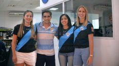 Protagonistas. RocÃo Godoy (a la izquierda), Maru Leiva (en el medio) y Giuliana Lonardi (a la derecha), acompañadas por el entrenador Cristian Gareiz visitaron la Redacción de UNO. Protagonistas. RocÃo Godoy (a la izquierda), Maru Leiva (en el medio) y Giuliana Lonardi (a la derecha), acompañadas por el entrenador Cristian Gareiz visitaron la Redacción de UNO.