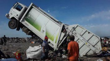 Incidente riesgoso: Un camión recolector de residuos de la Unidad Municipal II sufrió un riesgoso percance ayer en el Volcadero municipal. Al dar marcha atrás e intentar bajar los residuos, se hundió por el peso de la basura, lo que provocó la desestabilización de la carga, quedando el pesado rodado en una incómoda situación sobre el filo de la barranca.Se informó a UNO que el incidente fue resuelto por los propios trabajadores municipales Incidente riesgoso: Un camión recolector de residuos de la Unidad Municipal II sufrió un riesgoso percance ayer en el Volcadero municipal. Al dar marcha atrás e intentar bajar los residuos, se hundió por el peso de la basura, lo que provocó la desestabilización de la carga, quedando el pesado rodado en una incómoda situación sobre el filo de la barranca.Se informó a UNO que el incidente fue resuelto por los propios trabajadores municipales