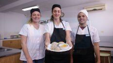 estudiantes de nutricion ensenan a preparar pan integral y mayonesa de zanahoria estudiantes de nutricion ensenan a preparar pan integral y mayonesa de zanahoria