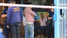 El dueño del lugar (de camisa rosada) opuso resistencia a la medida y fue detenido El dueño del lugar (de camisa rosada) opuso resistencia a la medida y fue detenido