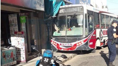 Colectivo de ERSA se subió a la vereda en calle España