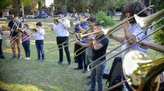 Músico de 9 y 10 años compartieron con los profesores en la plaza. Músico de 9 y 10 años compartieron con los profesores en la plaza.