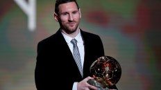 El argentino con su sexto Balón de Oro en la mano. El argentino con su sexto Balón de Oro en la mano.