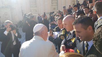 videos: el papa hizo selfies con policias entrerrianos videos: el papa hizo selfies con policias entrerrianos