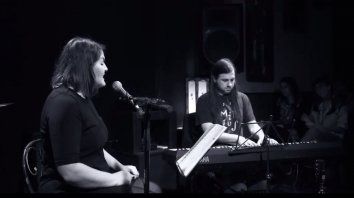 Flopa Suksdorf (Voz) y Francisco Lo Vuolo (Piano) en vivo en la Jam de El Taller - Junio 2017. Flopa Suksdorf (Voz) y Francisco Lo Vuolo (Piano) en vivo en la Jam de El Taller - Junio 2017.