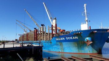 en el puerto de ibicuy cargan 34.000 toneladas de madera de pino para exportar a china en el puerto de ibicuy cargan 34.000 toneladas de madera de pino para exportar a china