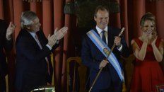 El presidente Fernández aplaude a Bordet con la banda y el bastón junto a su vice Laura Stratta. El presidente Fernández aplaude a Bordet con la banda y el bastón junto a su vice Laura Stratta.
