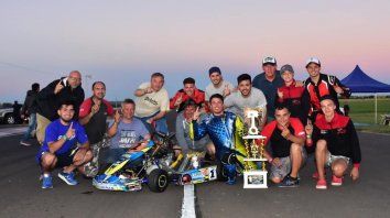 Juan Manuel Iribarren conquistó el título en la divisional Seniors y lo celebró con su equipo. Juan Manuel Iribarren conquistó el título en la divisional Seniors y lo celebró con su equipo.