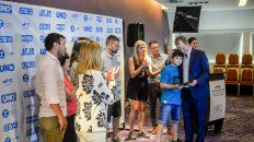 Blas Rodrigo Román Comar, el hijo del Chacho, recibe la plaqueta del gobernador Gustavo Bordet. Blas Rodrigo Román Comar, el hijo del Chacho, recibe la plaqueta del gobernador Gustavo Bordet.