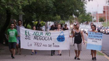Activistas que concientizan sobre el agua en Paraná marcaron por la causa nacional. Activistas que concientizan sobre el agua en Paraná marcaron por la causa nacional.