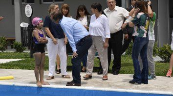 La niña entrerriana le cuenta su historia al gobernador. La niña entrerriana le cuenta su historia al gobernador.