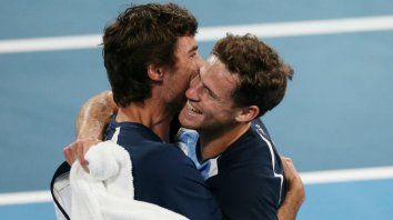 El abrazo de los dos héroes: Pella y Schwartzman concretaron la clasificación para los cuartos de final Fuente: Reuters El abrazo de los dos héroes: Pella y Schwartzman concretaron la clasificación para los cuartos de final Fuente: Reuters