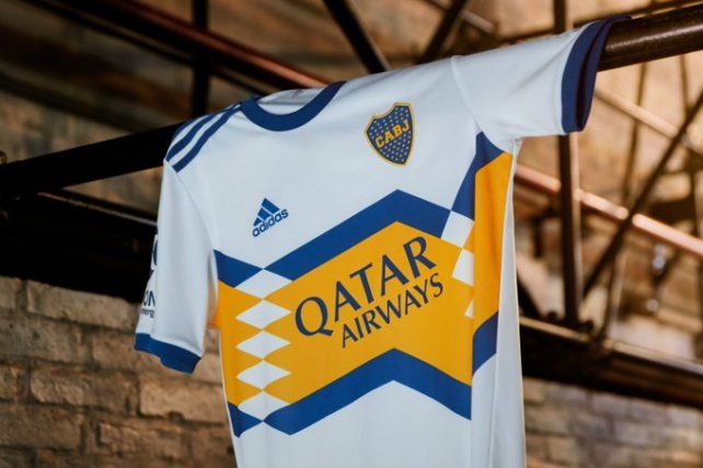 Largas colas para comprar la camiseta de Boca