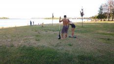Profesores concientizan sobre la necesidad de limpiar la playa. Profesores concientizan sobre la necesidad de limpiar la playa.