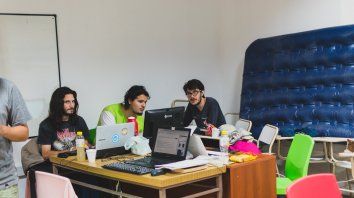 Los programadores con el colchón cerca para la hora del descanso. Los programadores con el colchón cerca para la hora del descanso.