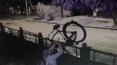 El momento en que tira la bicicleta a la vereda. El momento en que tira la bicicleta a la vereda.