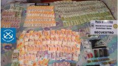 Parte del dinero recuperado en los allanamientos ejecutados en Paraná. Parte del dinero recuperado en los allanamientos ejecutados en Paraná.
