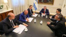 El gobernador Bordet sentado a la derecha del presidente Fernández en la reunión con gobernadores. El gobernador Bordet sentado a la derecha del presidente Fernández en la reunión con gobernadores.