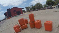 Los bidones en el parque cerrado que arman en el puerto de La Paz. Los bidones en el parque cerrado que arman en el puerto de La Paz.