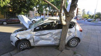 Archivo. Así quedó un auto luego de chocar con un colectivo en la esquina de La feria de Santa y Nogoyá. Archivo. Así quedó un auto luego de chocar con un colectivo en la esquina de La feria de Santa y Nogoyá.