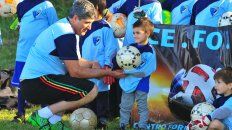 El entrenador de arqueros con los niños del centro de formación. El entrenador de arqueros con los niños del centro de formación.