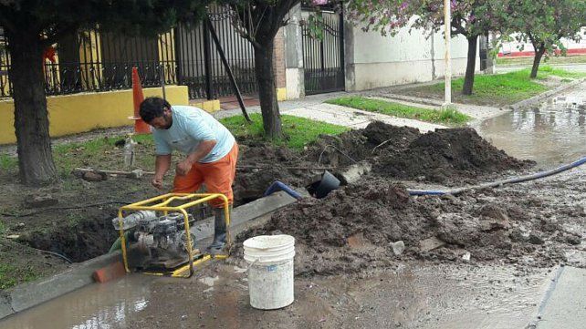 Los operarios de Obras Sanitarias durante uno de los operativos realizados en Paraná.