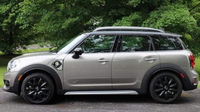 El ex empleado del Ministerio de Desarrollo Social Rodrigo Sbarra pasea en un Mini Cooper Countryman All4 valuado en casi $2 millones.