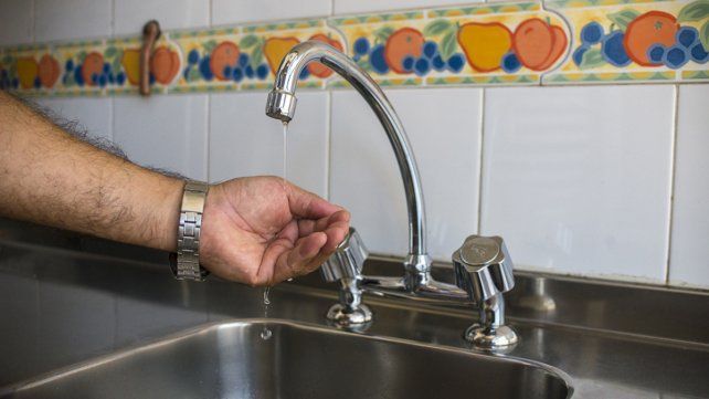 Los vecinos de Paraná sufren a diario problemas con el agua.
