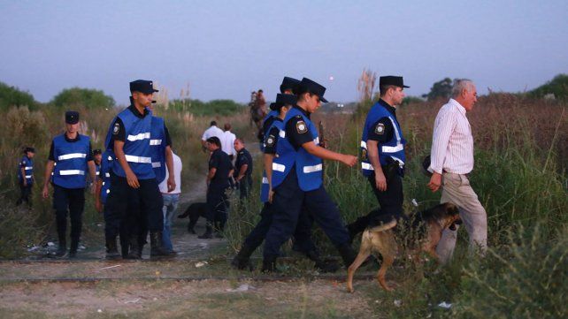 En busca de la joven desaparecida, Bomberos Zapadores recorren pozos de San Benito y Paraná, junto a efectivos policiales.