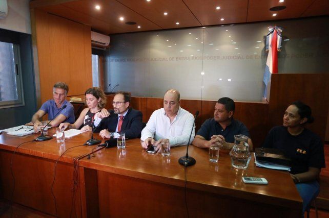 Los funcionarios, durante la conferencia por el femicidio de Fátima.