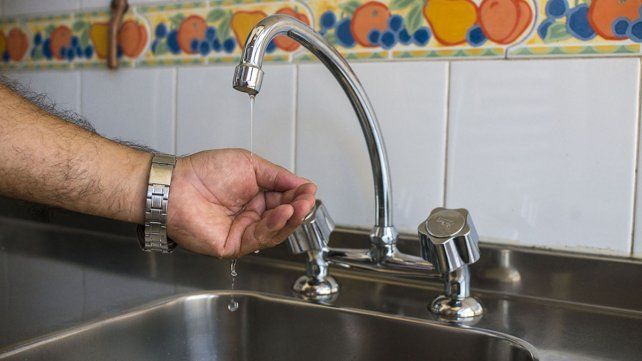 El agua sale con poca presión en Paraná.